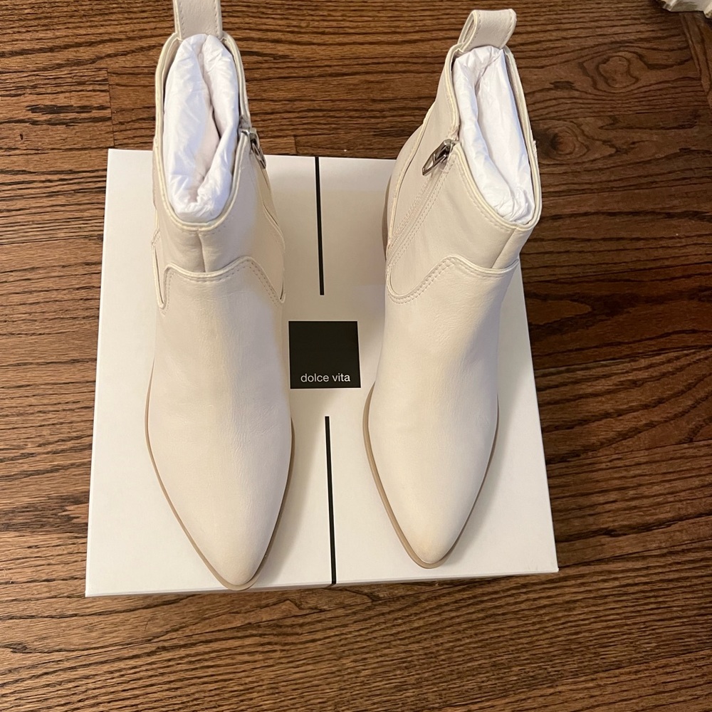 Dolce Vita V-Able Booties